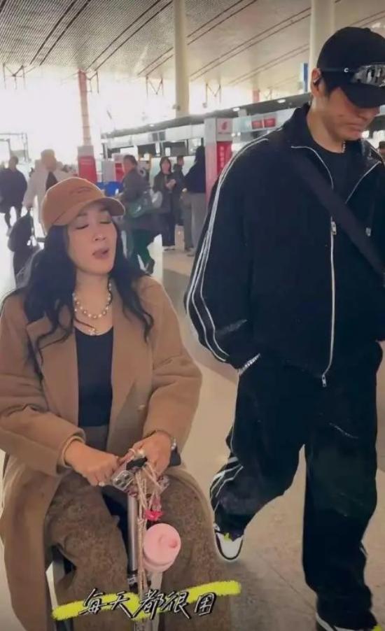 55歲鍾麗緹疑為拼四胎體重暴增，小老公全程黑面，被傳拒絕其再生