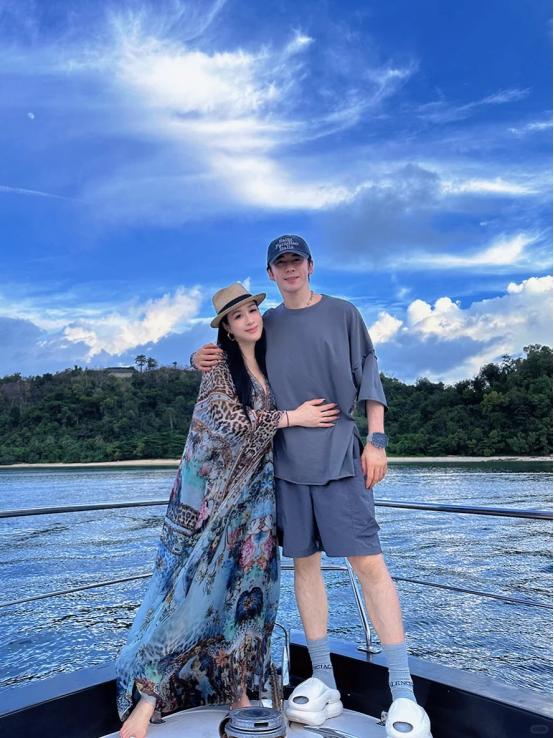 55歲鍾麗緹疑為拼四胎體重暴增，小老公全程黑面，被傳拒絕其再生