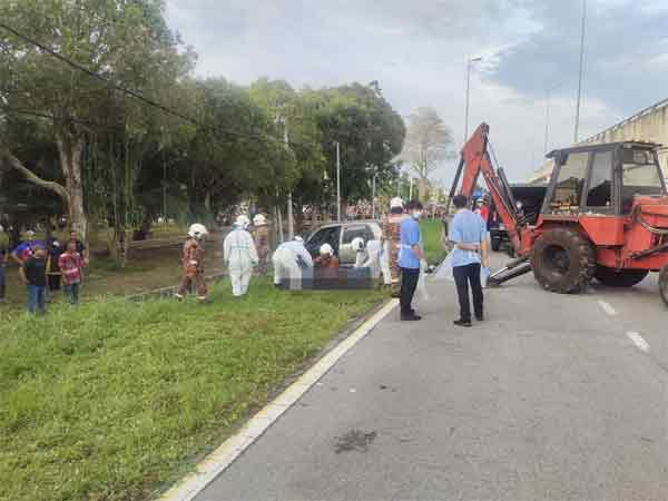 車失控撞入路旁深溝 海軍死後5天 才被發現