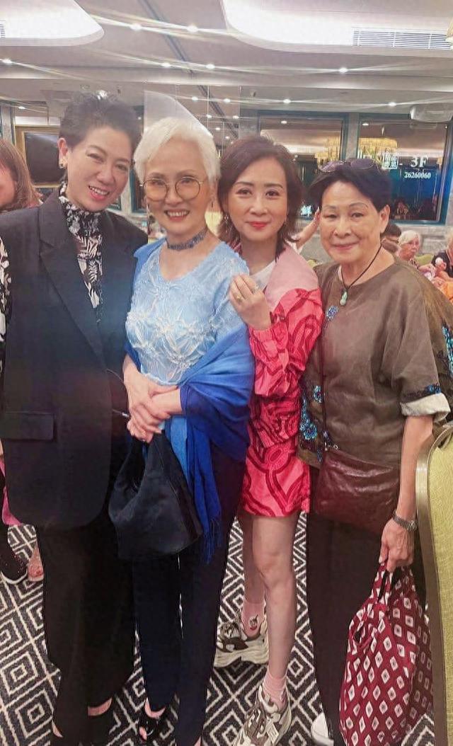 退休3年！77歲女星再現身「滿頭銀絲白到反光」　「和結縭54年尪」形影不離模範愛情