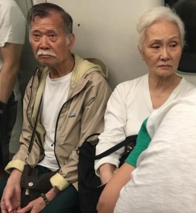 退休3年！77歲女星再現身「滿頭銀絲白到反光」　「和結縭54年尪」形影不離模範愛情