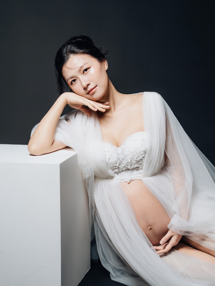 香港女星曬唯美孕照將成為媽媽,與星二代戀愛九年,婚姻圓滿幸福