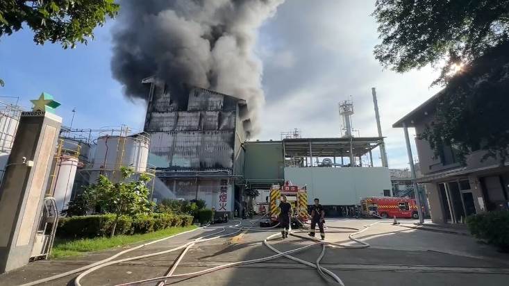 快訊／高雄工廠惡火，大量油渣燃燒濃煙竄天，急「動員全市」救援，死傷暫不明