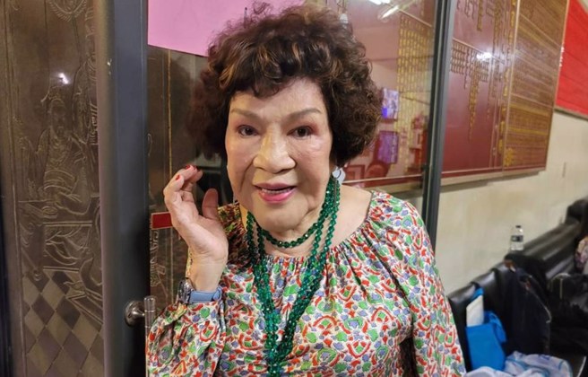 89歲周遊一口氣「拔掉上排植牙」最新模樣曝　認不敢見人「怪年輕太愛美」