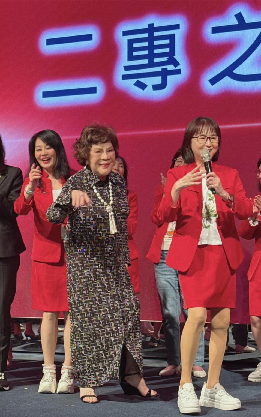 89歲周遊一口氣「拔掉上排植牙」最新模樣曝　認不敢見人「怪年輕太愛美」