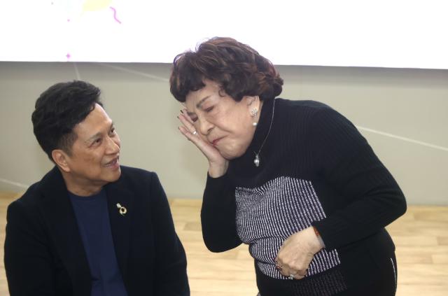 89歲周遊一口氣「拔掉上排植牙」最新模樣曝　認不敢見人「怪年輕太愛美」