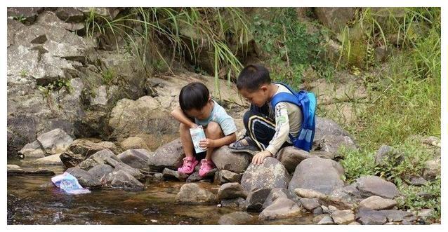 女兒溺水去世，母親辦完喪事後，鄰居6歲小男孩卻說：妹妹還活著