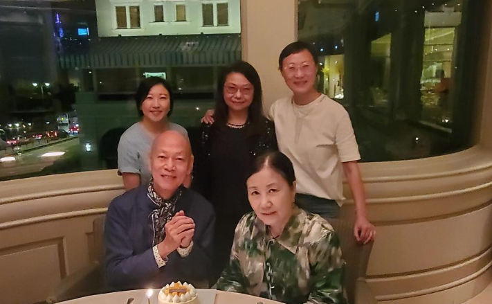 TVB鎮台之寶汪明荃慶77歲生日！素顏出鏡虔誠許願，群星送祝福