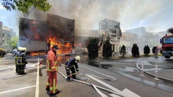 千葉火鍋大火！緊急撲滅「5小時後死灰復燃」瘋狂延燒...空拍照「400坪變廢墟」慘況曝光