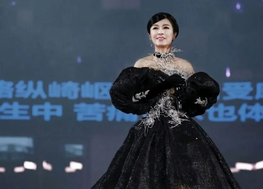 香港資深女星70歲拒擺壽宴，出道55年首開音樂會，至愛離世16年