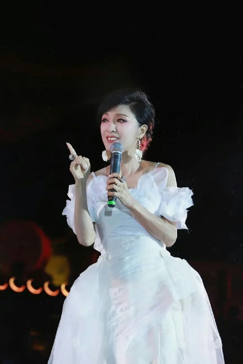 香港資深女星70歲拒擺壽宴，出道55年首開音樂會，至愛離世16年