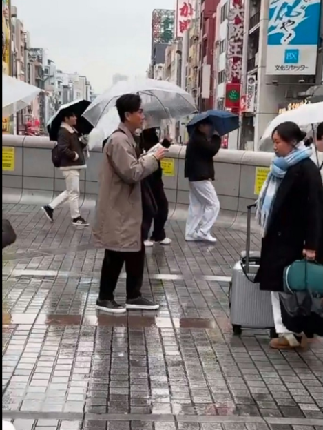 黃宗澤現身日本大阪街頭派傳單！下大雨仍被粉絲認出！人氣強勁