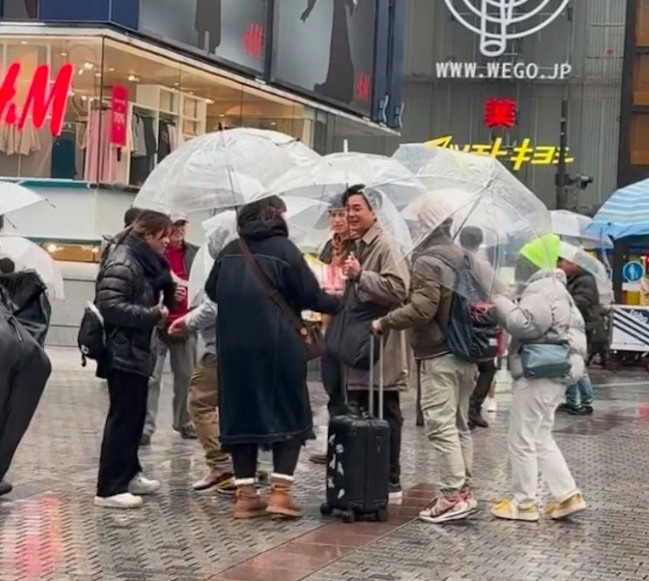 黃宗澤現身日本大阪街頭派傳單！下大雨仍被粉絲認出！人氣強勁