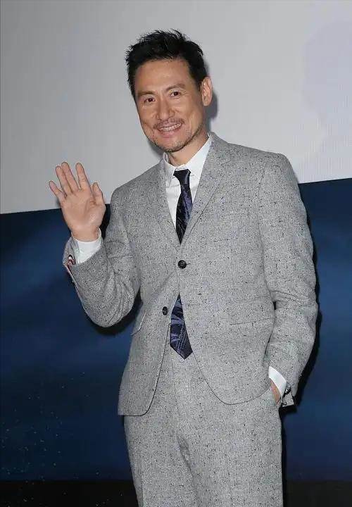 交通事故癱瘓後，被妻子扔養老院23年，昔日的「歌王」現在怎麼樣了