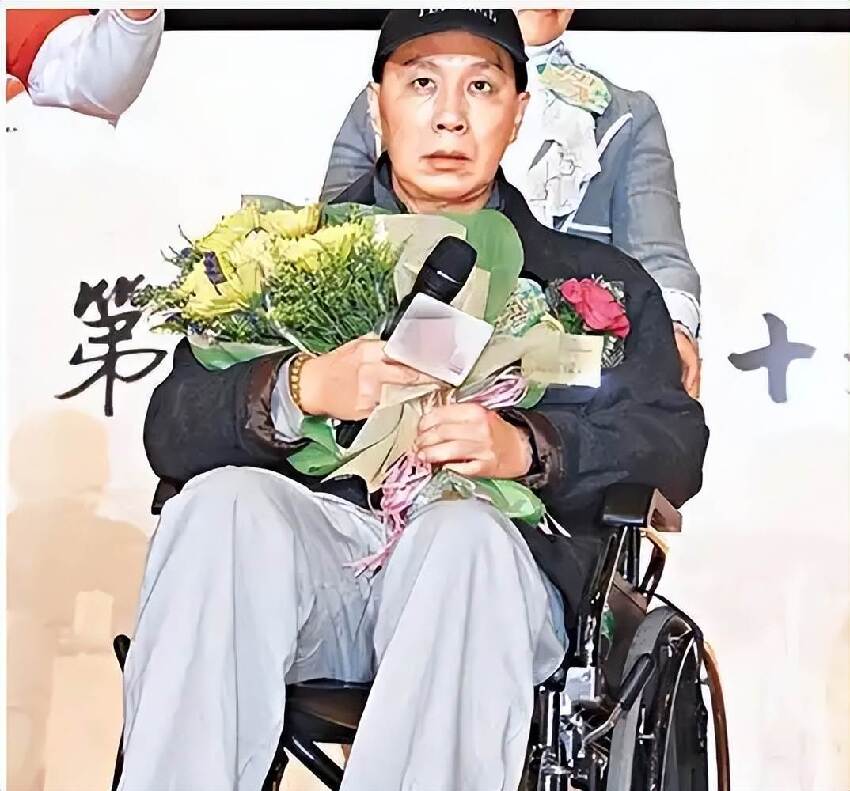 交通事故癱瘓後，被妻子扔養老院23年，昔日的「歌王」現在怎麼樣了