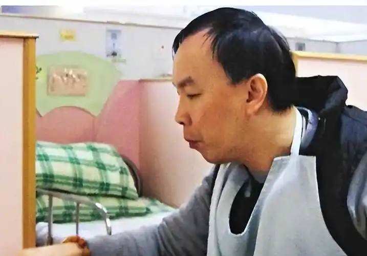 交通事故癱瘓後，被妻子扔養老院23年，昔日的「歌王」現在怎麼樣了