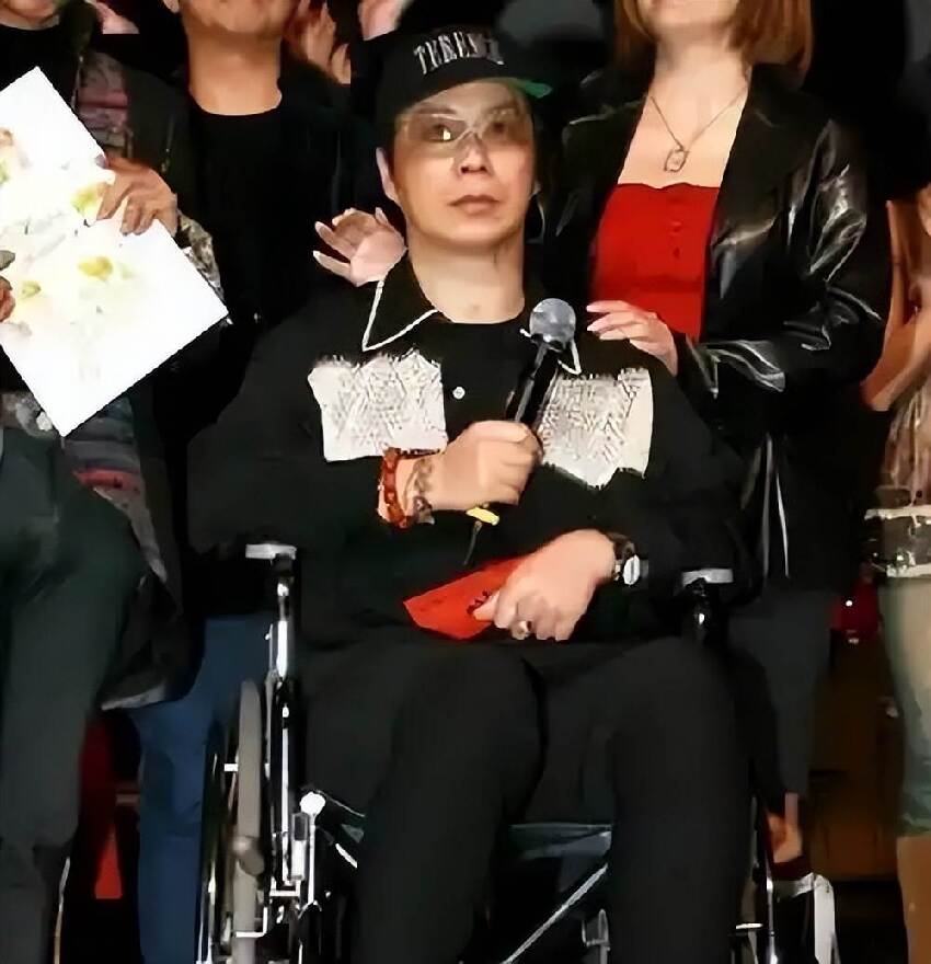 交通事故癱瘓後，被妻子扔養老院23年，昔日的「歌王」現在怎麼樣了