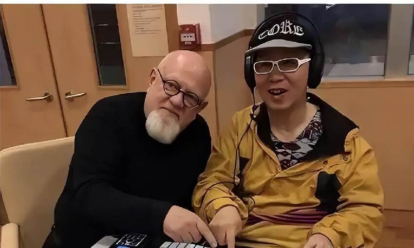 交通事故癱瘓後，被妻子扔養老院23年，昔日的「歌王」現在怎麼樣了