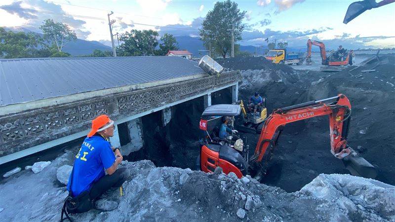 男扮鏟子超人…騙光復鄉災區「挖到大體、活埋百人」!警上門秒後悔