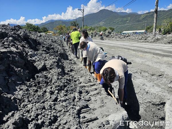 男扮鏟子超人…騙光復鄉災區「挖到大體、活埋百人」!警上門秒後悔