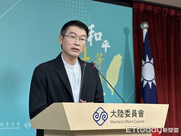 高舉五星旗！知名大咖驚傳「台灣身分被註銷」　陸委會證實：「健保、護照全沒了」