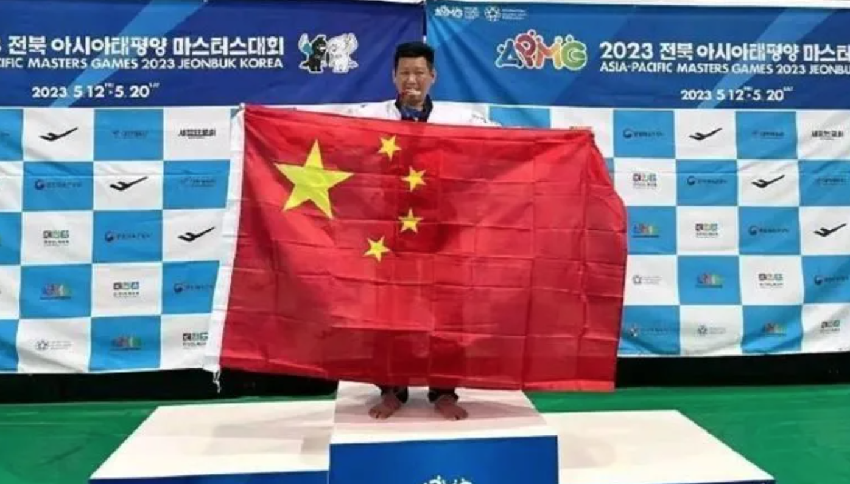 高舉五星旗！知名大咖驚傳「台灣身分被註銷」　陸委會證實：「健保、護照全沒了」