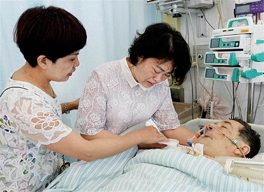 英國大叔跨國娶小15歲同校女孩，她不顧父母反對「婚後6年突然去世」死因家人難以接受