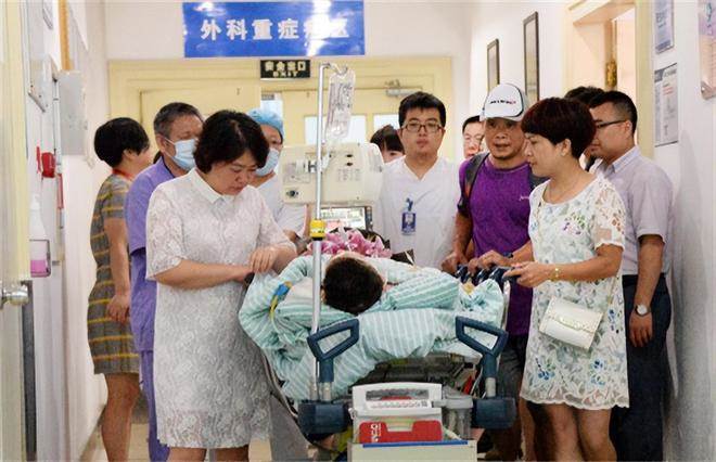 英國大叔跨國娶小15歲同校女孩，她不顧父母反對「婚後6年突然去世」死因家人難以接受