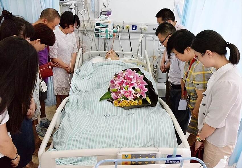 英國大叔跨國娶小15歲同校女孩，她不顧父母反對「婚後6年突然去世」死因家人難以接受