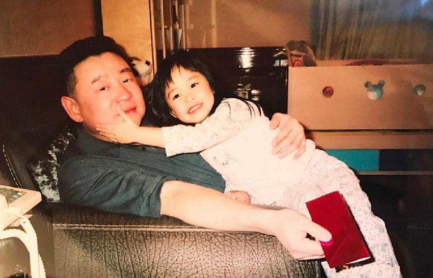 劉鑾雄23歲女兒碩士畢業在即，換了髮型越發知性，長相酷似劉鑾雄