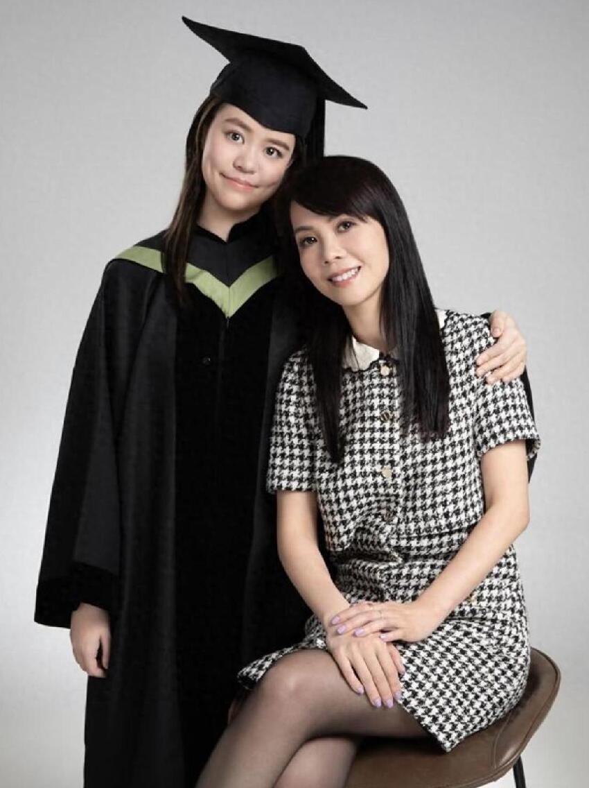 劉鑾雄23歲女兒碩士畢業在即，換了髮型越發知性，長相酷似劉鑾雄