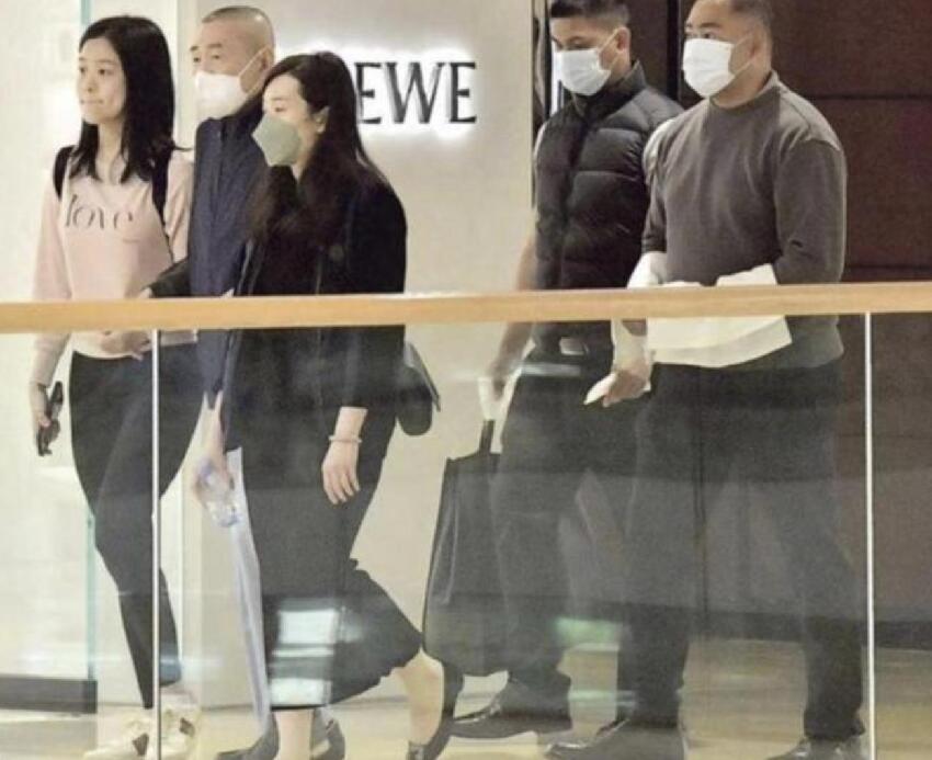 劉鑾雄23歲女兒碩士畢業在即，換了髮型越發知性，長相酷似劉鑾雄