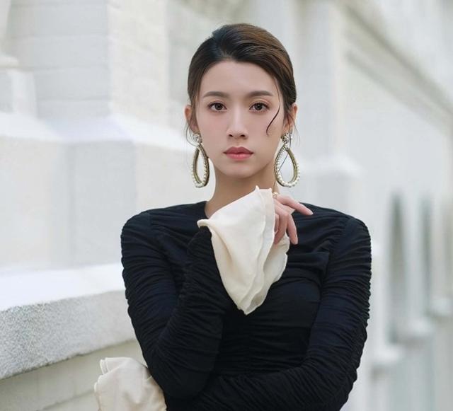 TVB女星蔡思貝穿黑色絲襪大秀身材，因緋聞太多，遭網友追著罵