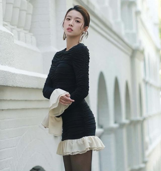 TVB女星蔡思貝穿黑色絲襪大秀身材，因緋聞太多，遭網友追著罵
