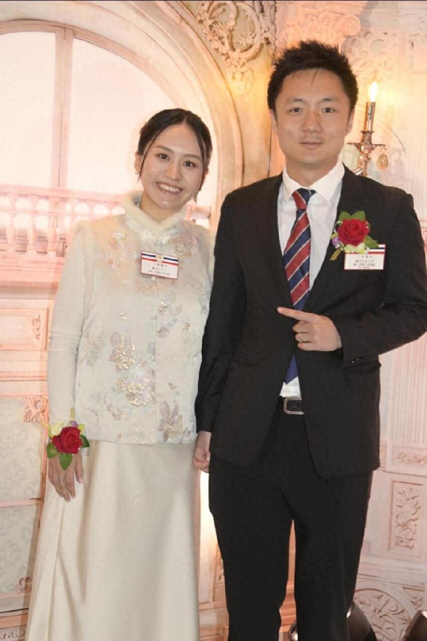 香港百億富三代曝生子計劃，妻子腹部隆起疑有喜，希望生六個小孩