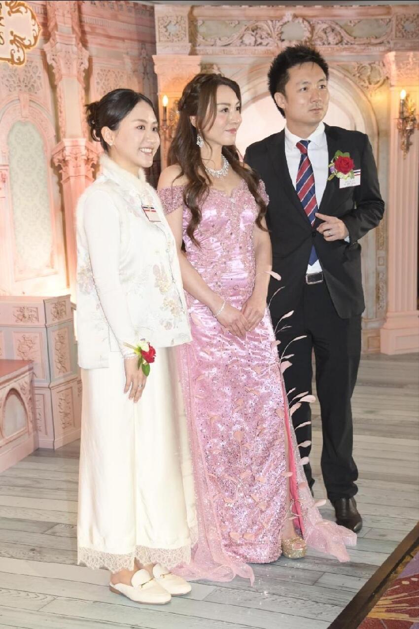 香港百億富三代曝生子計劃，妻子腹部隆起疑有喜，希望生六個小孩