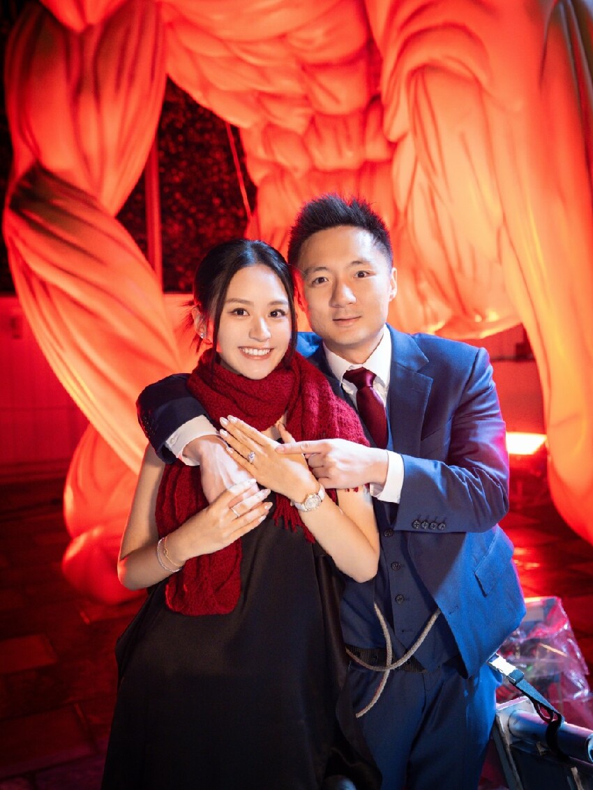 香港百億富三代曝生子計劃，妻子腹部隆起疑有喜，希望生六個小孩