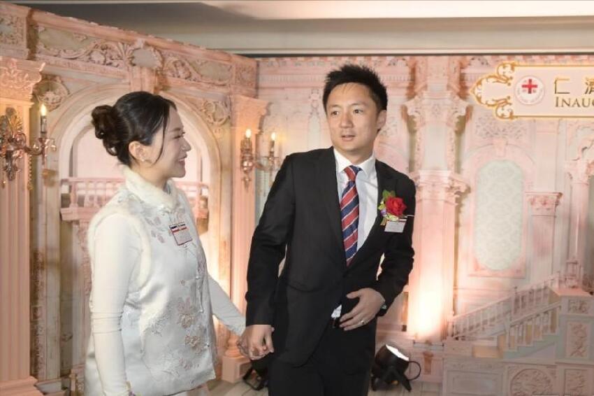 香港百億富三代曝生子計劃，妻子腹部隆起疑有喜，希望生六個小孩