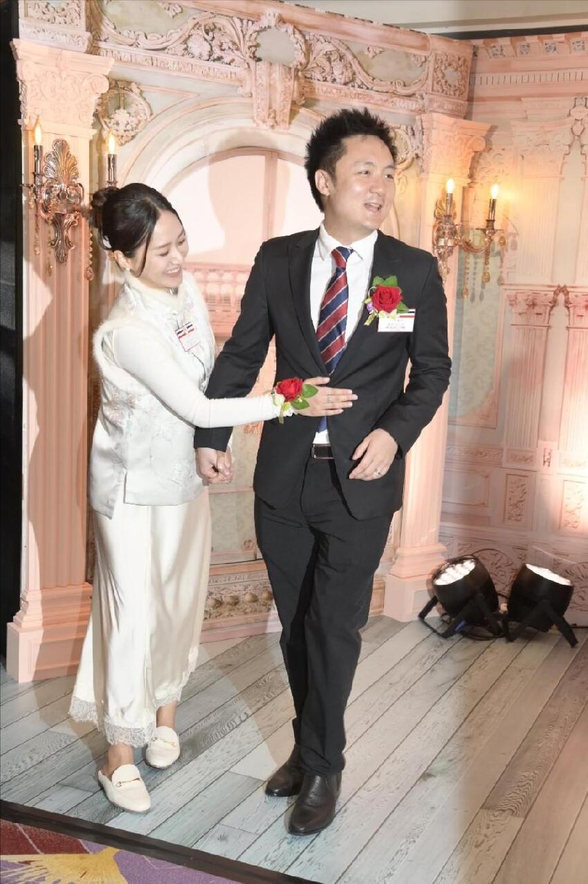 香港百億富三代曝生子計劃，妻子腹部隆起疑有喜，希望生六個小孩