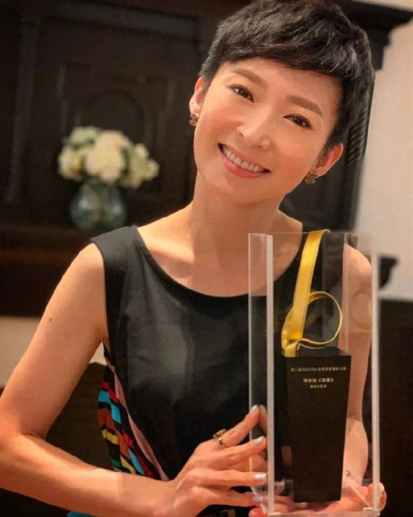 44歲TVB前實力小花周家怡，遭父嘲一世做茄喱啡，今獲老闆封「英皇一姐」！