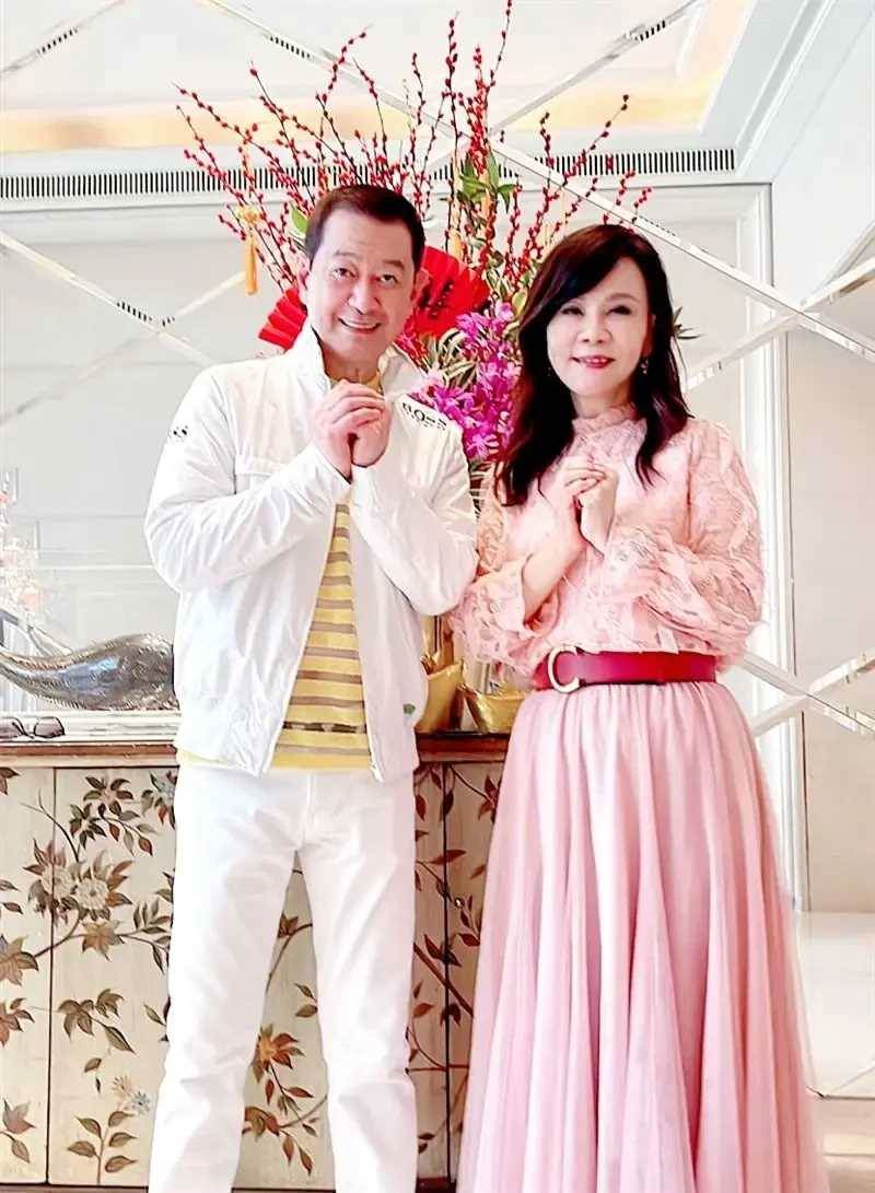 恭喜！61歲蔡小虎傳來喜訊！結婚照曝光轟動全台，萬萬沒想到竟是她