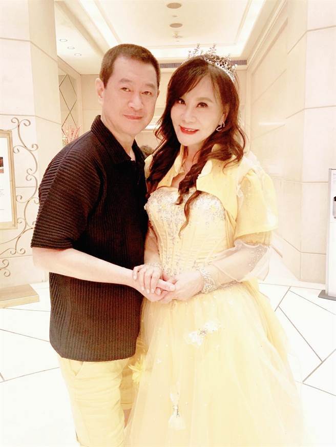 恭喜！61歲蔡小虎傳來喜訊！結婚照曝光轟動全台，萬萬沒想到竟是她