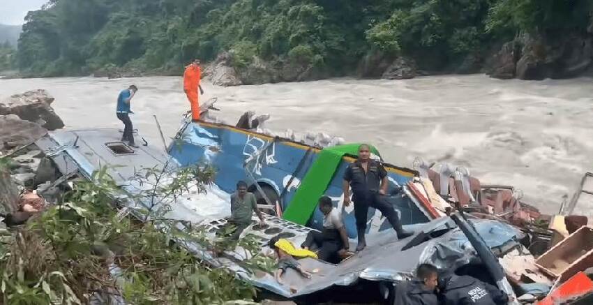 雨後溪水暴漲！巴士墜河「車頂直接被沖走」27人喪命 #遺體多到疊河邊