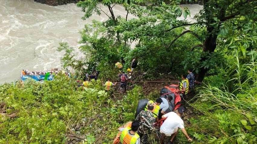 雨後溪水暴漲！巴士墜河「車頂直接被沖走」27人喪命 #遺體多到疊河邊