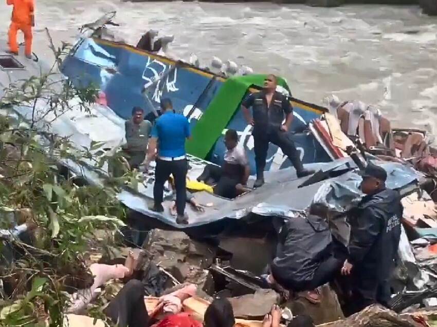 雨後溪水暴漲！巴士墜河「車頂直接被沖走」27人喪命 #遺體多到疊河邊