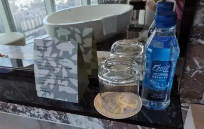 住飯店時,房間的礦泉水最好別喝,很多人中招,我也是才被告知