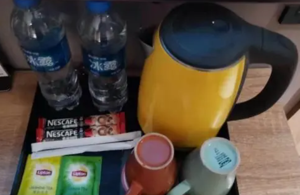 住飯店時,房間的礦泉水最好別喝,很多人中招,我也是才被告知