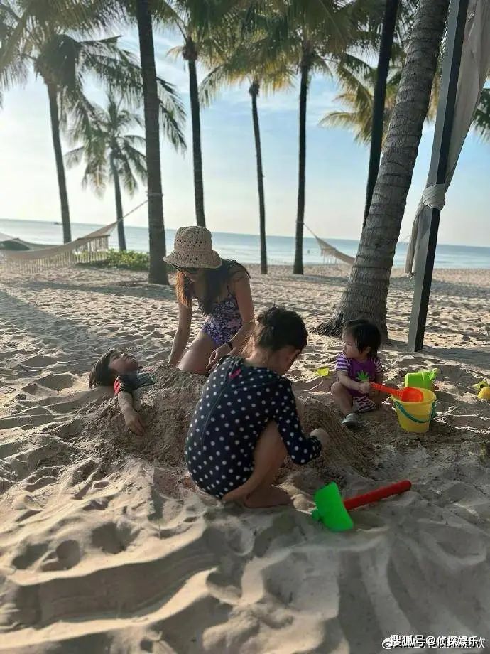 鍾嘉欣帶娃海邊出遊，辣媽穿泳裝纖瘦養眼，三個兒女都像爸爸