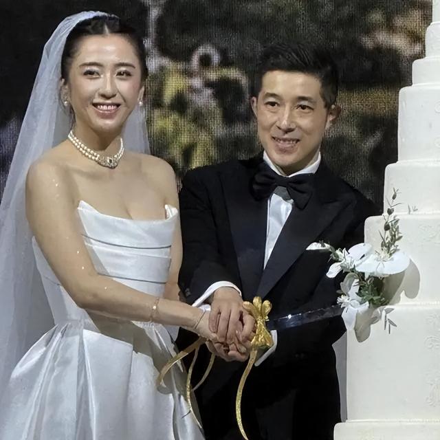 湯鎮業女兒大婚，撞臉劉鑾雄現任甘比，這類型的長相非富即貴啊！