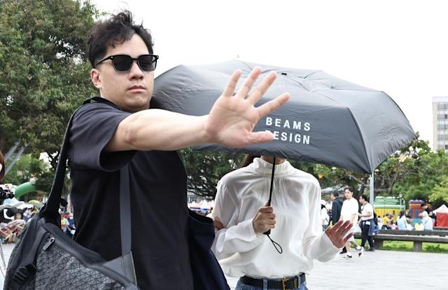 獨扛家計屢被傳婚變！NONO一審遭判2年，朱海君被拍到「護花男牽手摟肩」真實身分曝光了！